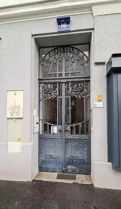 Yolo Handelskai Studio location
